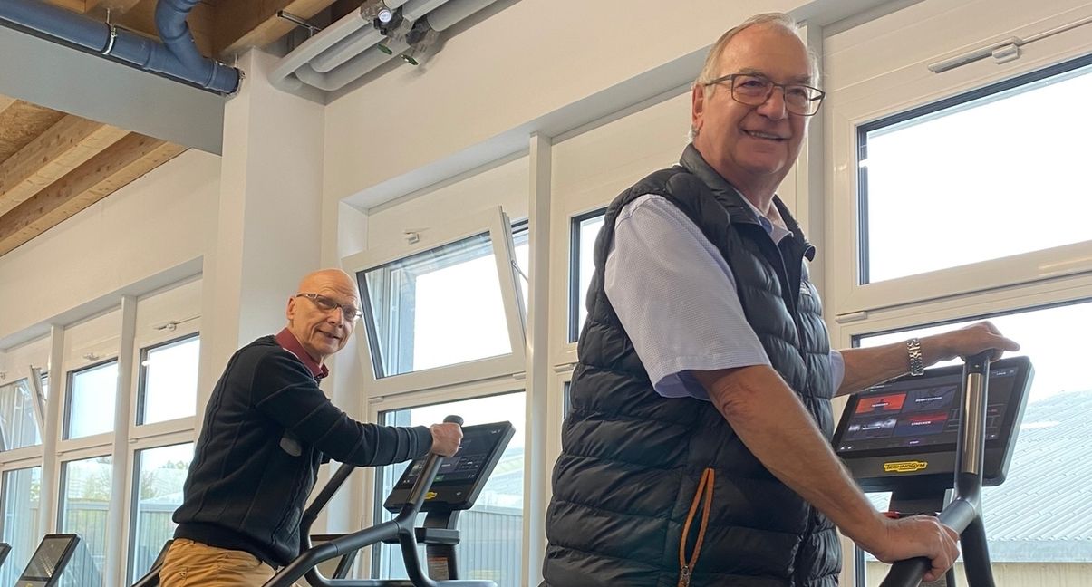 Treppensteigen ohne Treppen: Vom TV Darmsheim probieren das der stellvertretende Vorsitzende Dr. Claus Lehners und Vorstand Hasso Bubolz am Fitnessgerät in der Sportwelt aus.      Bild: z