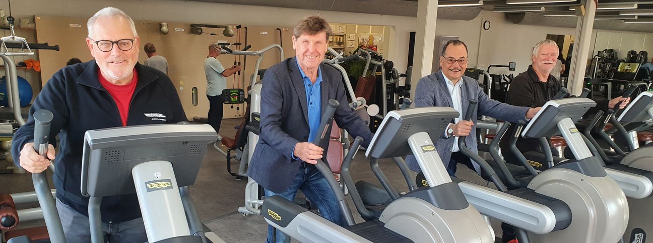 Peter Dünschede und Gerhard Jäger aus dem Vorstand des Schwarzwaldvereins Sindelfingen üben mit VfL-Präsident Dr. Heinrich Reidelbach und Vizepräsident Andreas Bonhage den sportlichen Schulterschluss (von links). Bild: Wegner