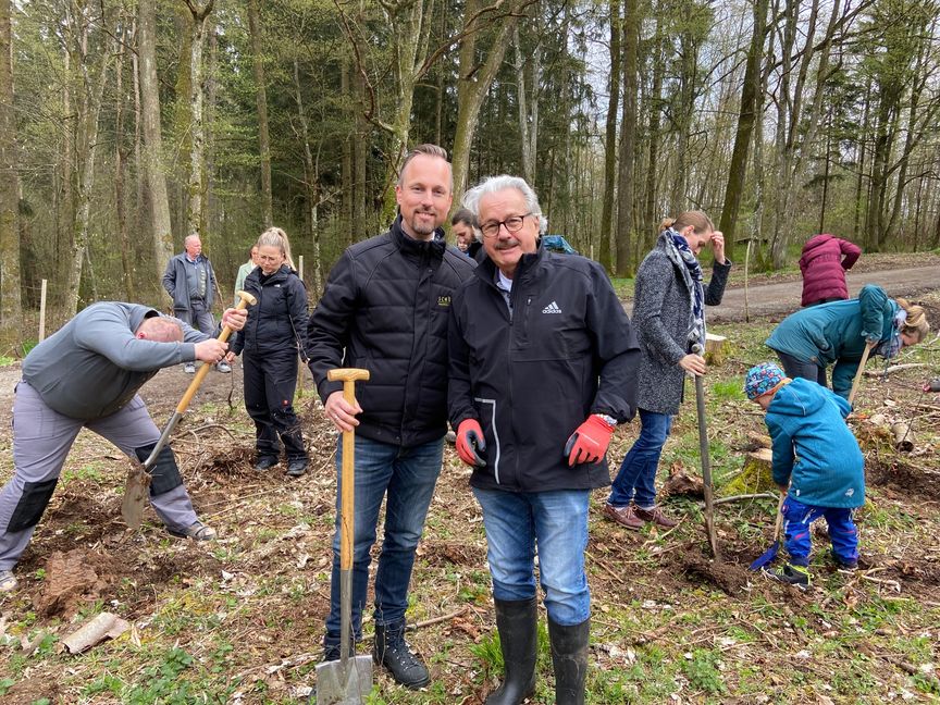 Dieter Schühle (links) mit seinem Vater Hans-Dieter Schühle bei der Aktion. Bild: Christel