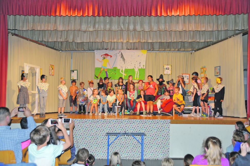 Voll besetzte Bühne bei der Musical-Aufführung der Grundschule Darmsheim.  Bild: Groß