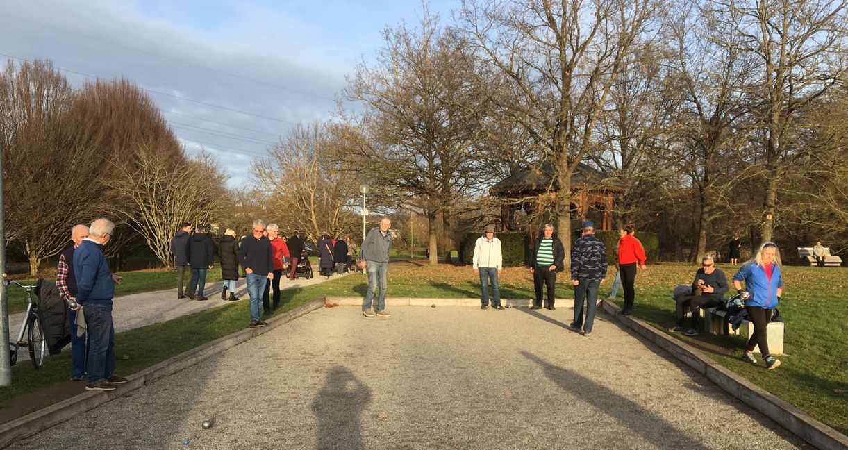 Bouleplatz im Sindelfinger Sommerhofental zu Beginn des Jahres 2023: die Heimat der Pétanque-Spieler, die sich für das Finale der Winterrangliste des Bouleclubs Stuttgart qualifiziert haben. Bild: P. Bausch