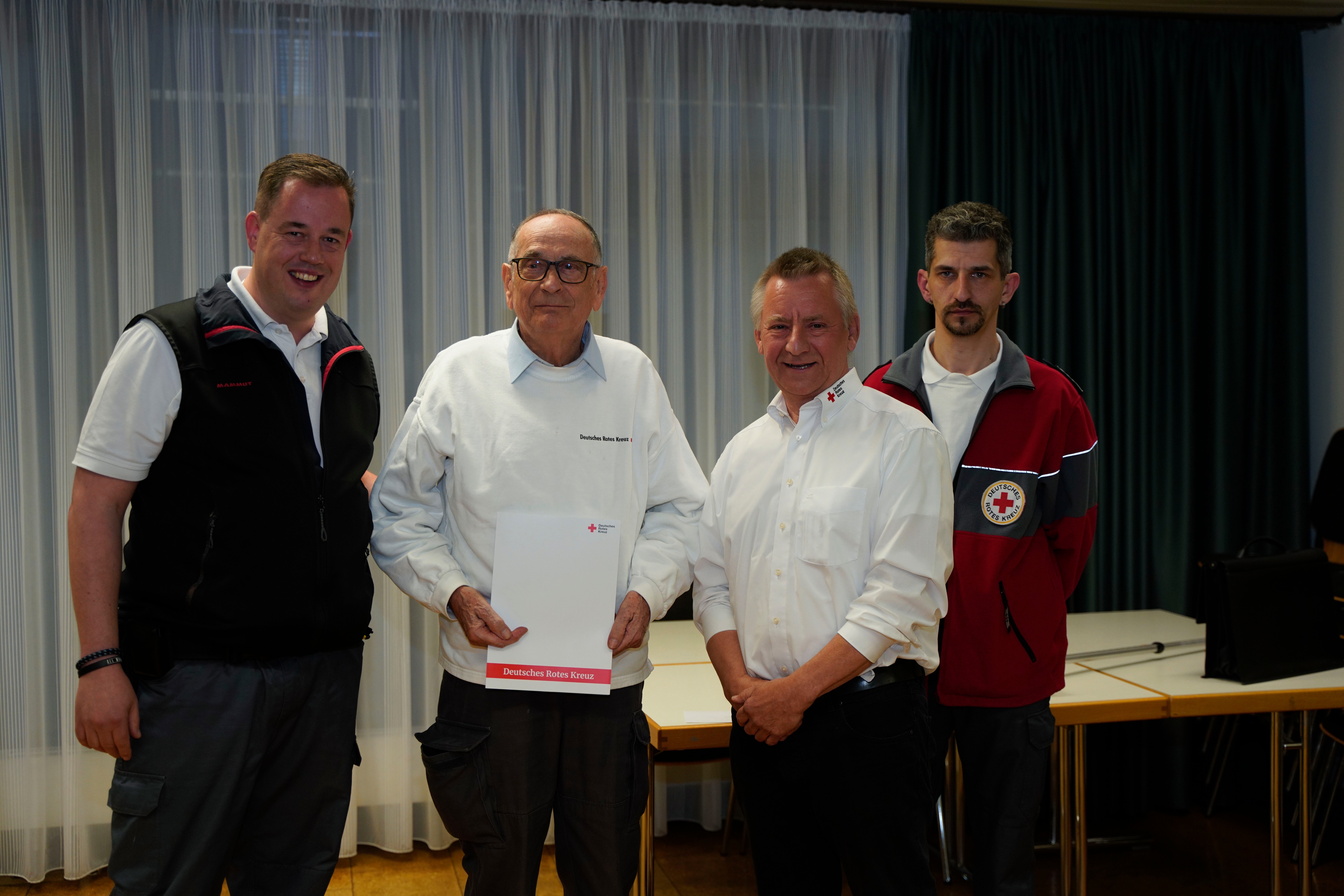 Besondere Ehrung beim DRK Maichingen (von links): Bereitschaftsleiter Sascha Rabinsky, der Geehrte Herbert Berner, der Vorsitzende Andreas Schneider-Dölker und Eberhardt Schatz, stellvertretender Bereitschaftsleiter. Bild: Dettenmeyer