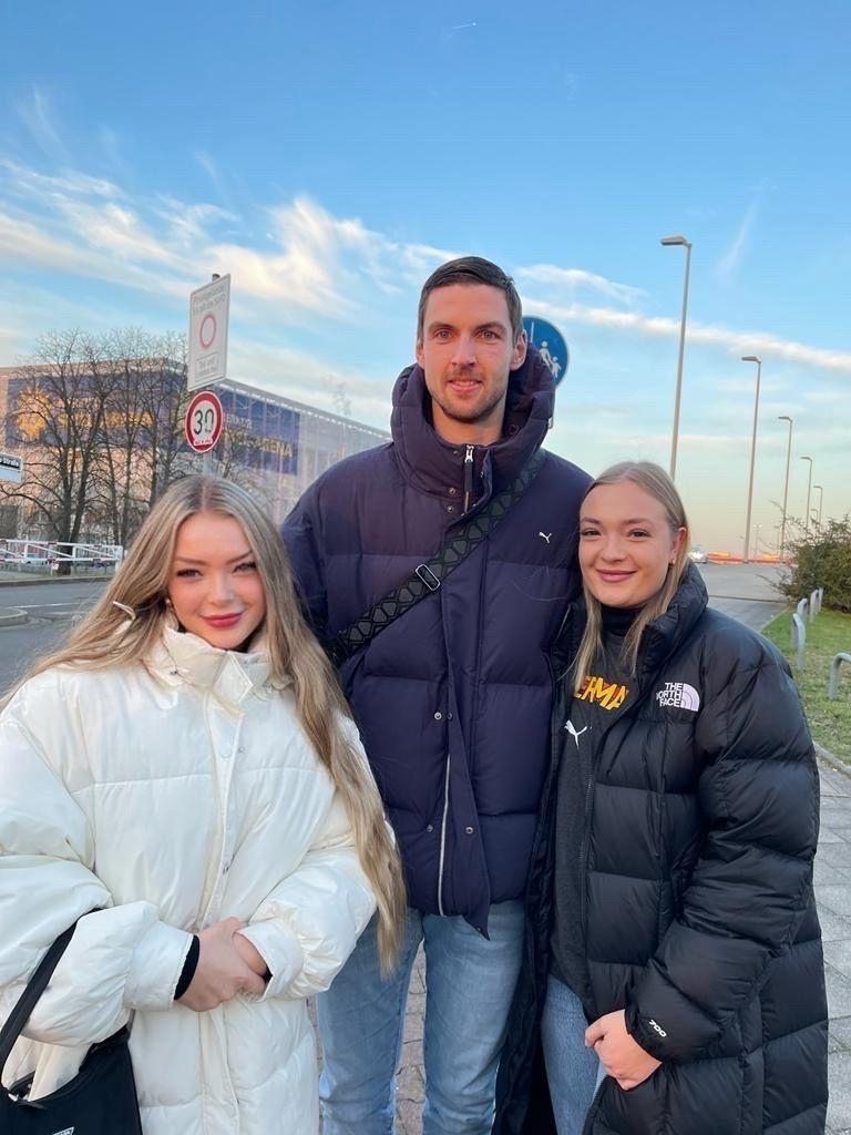 Hannah (links) und Julia Hoff mit Hendrik Pekeler, Spieler des THW Kiel und langjähriger Kreisläufer in der DHB-Auswahl