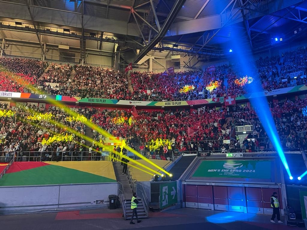 Spektakuläre Lichtershow bei der Eröffnungsfeier vor dem Spiel zwischen Deutschland und der Schweiz.