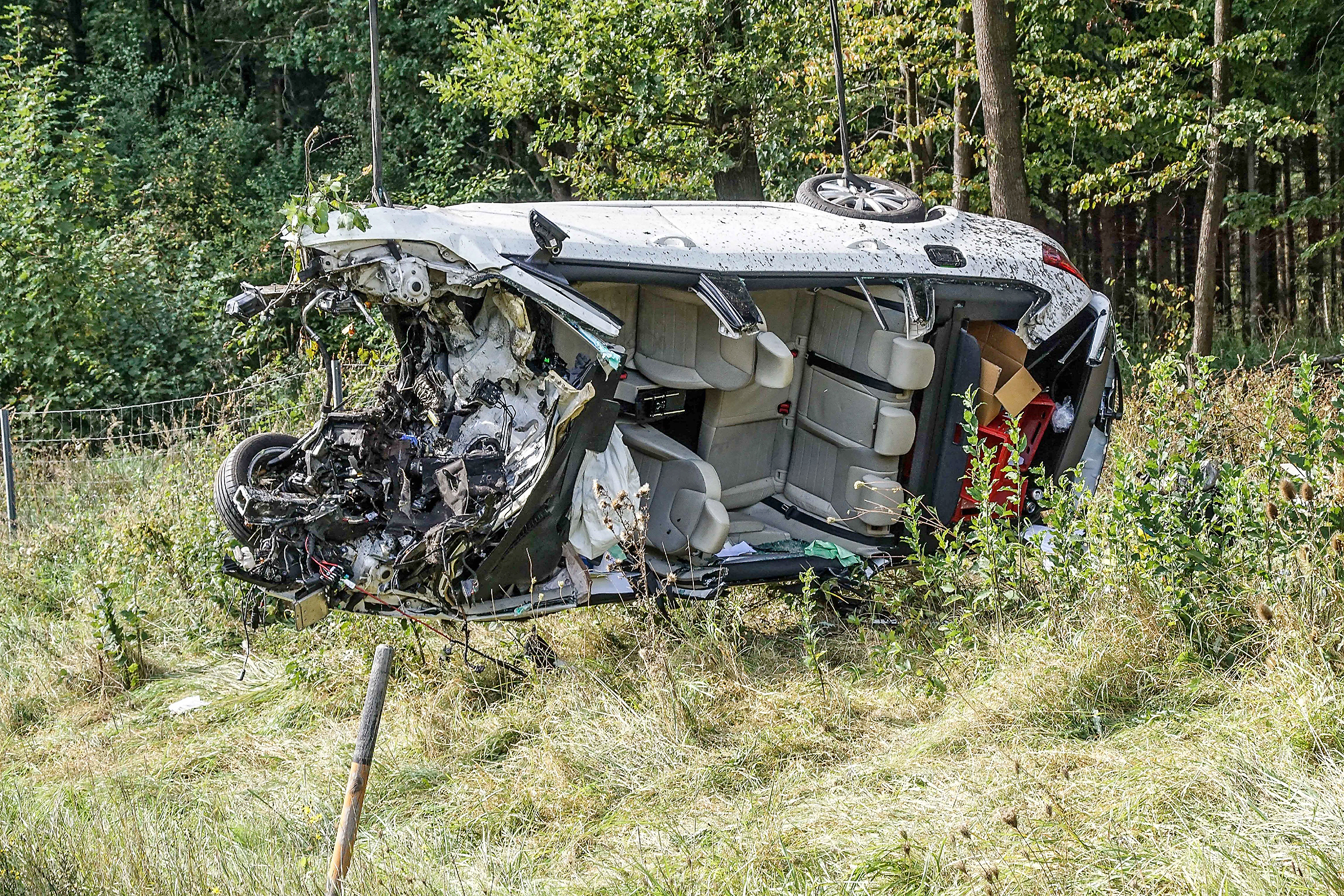 Zu einem schweren Verkehrsunfall kam es am Montagvormittag auf der A81 kurz vor Sindelfingen Ost. Nach Informationen der Polizei kam der 52-jährige Skoda Fahrer aus Richtung dem Kreuz Stuttgart. Aus bislang ungeklärter Ursache kam es nach Rechts von der Fahrbahn ab und überschlug sich, ehe er hinter einem Zaun gegen einen Baum krachte. Für den Fahrer kam jede Hilfe zu spät. Der rechte und mittlere Fahrstreifen in Richtung Singen war für die gesamte Dauer des Einsatzes gesperrt. Die Autobahnmeisterei baute eine Sichtschutzwand auf.
Bild: SDMG