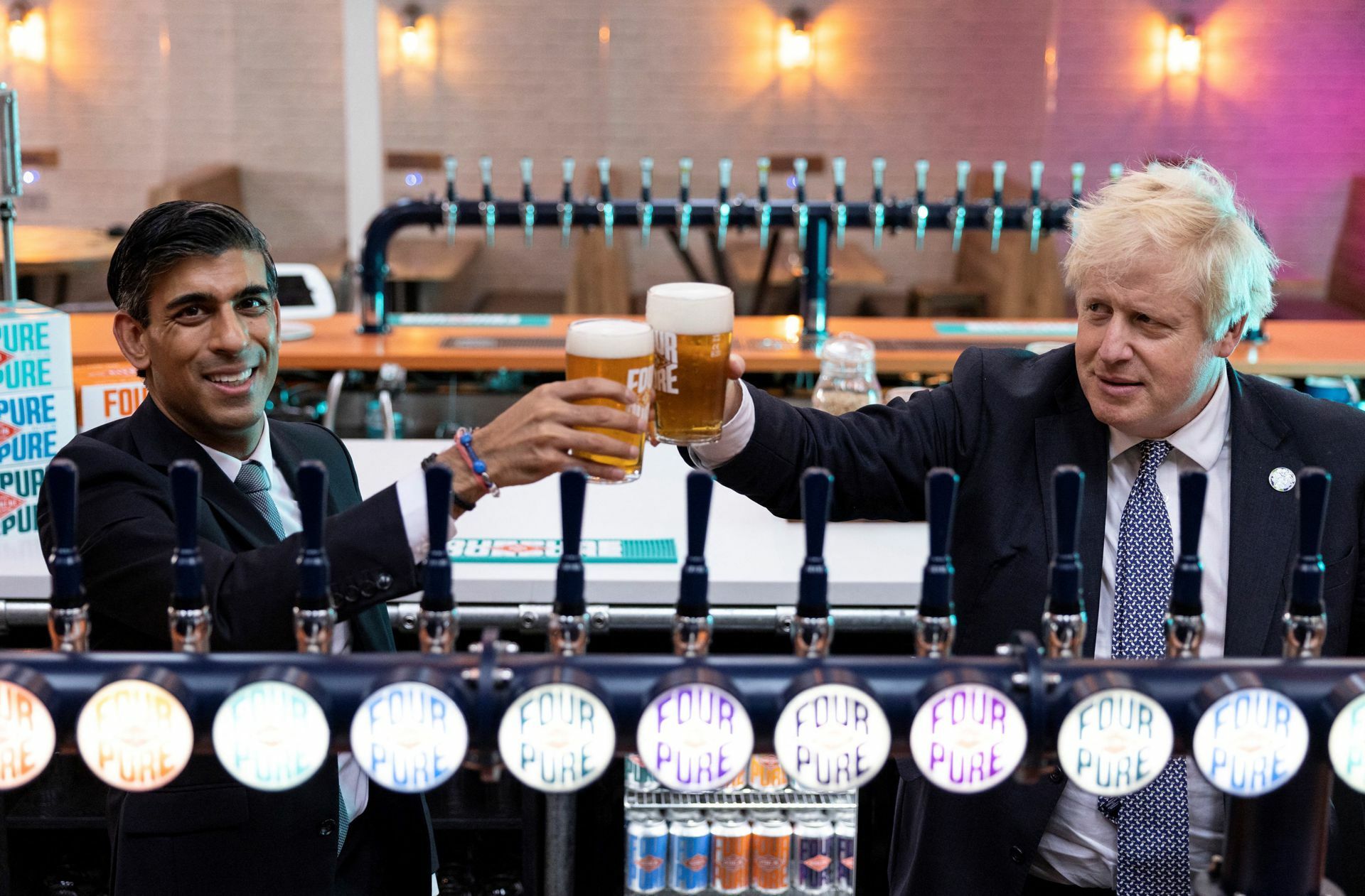 Während des Corona-Lockdowns soll es am Amtssitz von Premier Boris Johnson (rechts) feuchtfröhlich zugegangen sein.