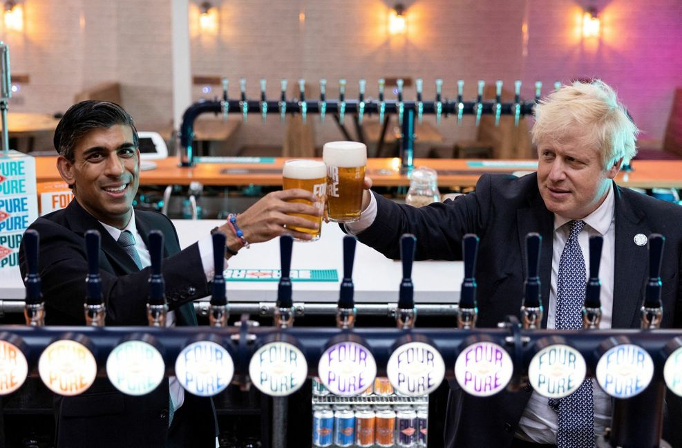 Während des Corona-Lockdowns soll es am Amtssitz von Premier Boris Johnson (rechts) feuchtfröhlich zugegangen sein.