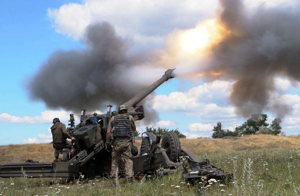 Ukrainische Soldaten feuern im Donbass aus einer Haubitze.