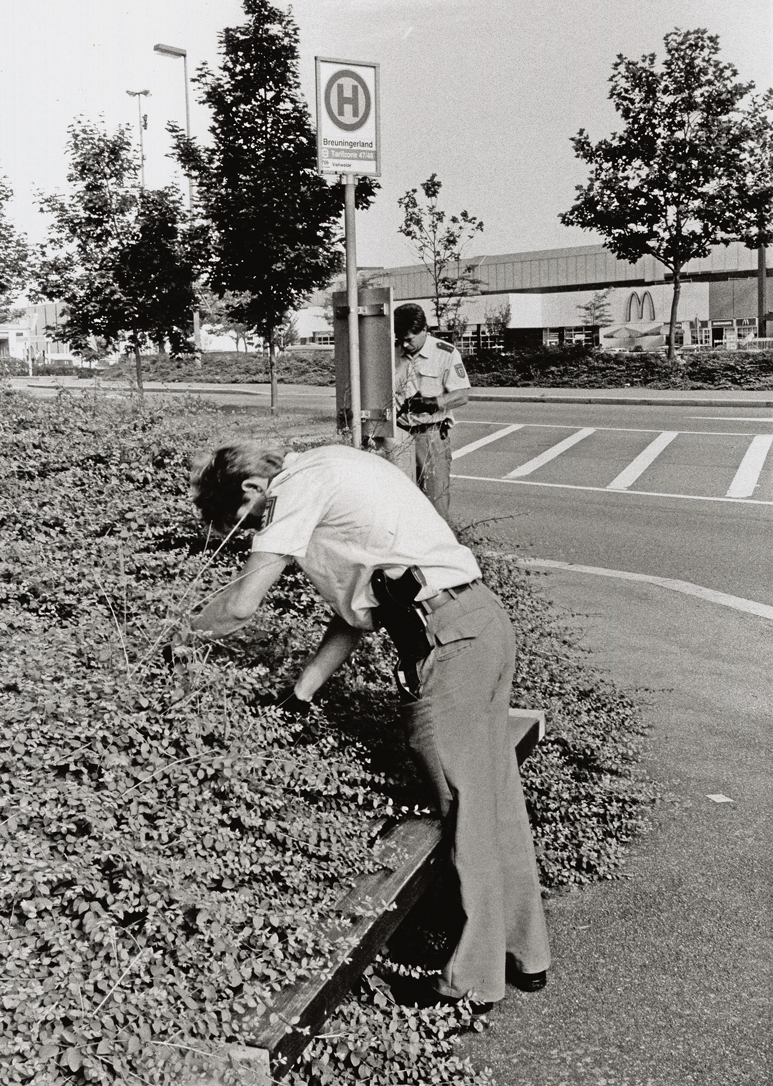 So sehr die Polizisten suchen: Die Tatwaffe bleibt verschwunden. Archivbild: Stampe