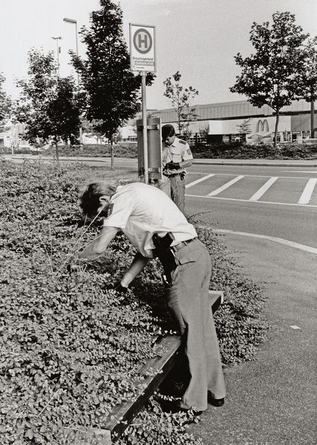 So sehr die Polizisten suchen: Die Tatwaffe bleibt verschwunden. Archivbild: Stampe