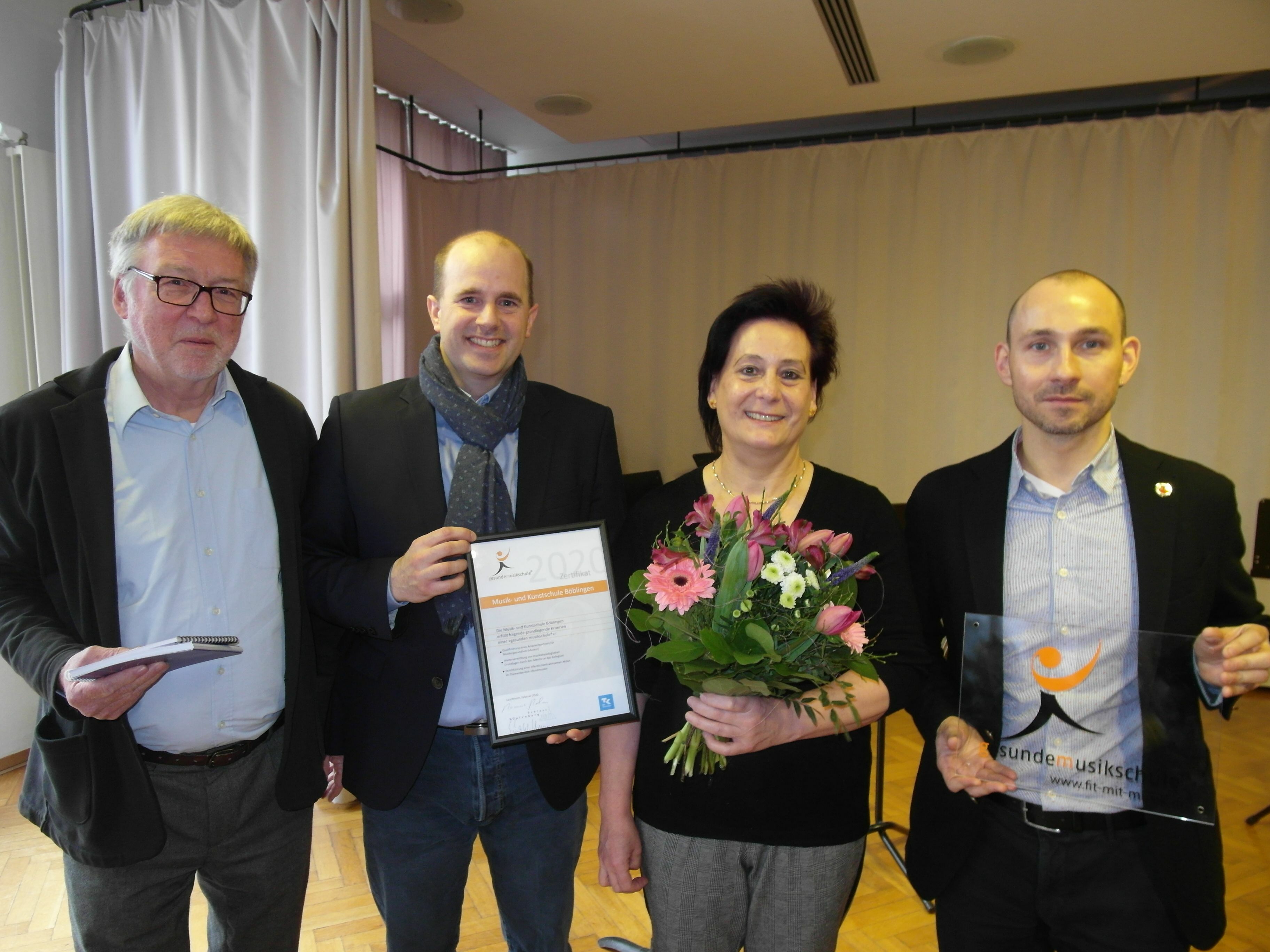 Festakt beim Tag der offenen Tür (von  links): Hans-Dieter Karsch (ehemaliger Leiter der Musikschule Ludwigsburg und Vertreter der "Stiftung Internationale Musikschulakademie Kulturzentrum Schloss Kapfenburg"), Musikschulleiter Rainer Kropf, Senta Eisenbacher (Leiterin des Fachbereichs Klavier und Mentorin des Konzepts "Gesunde Musikschule"), Oberbürgermeister Dr. Stefan Belz.           Bild: Staber