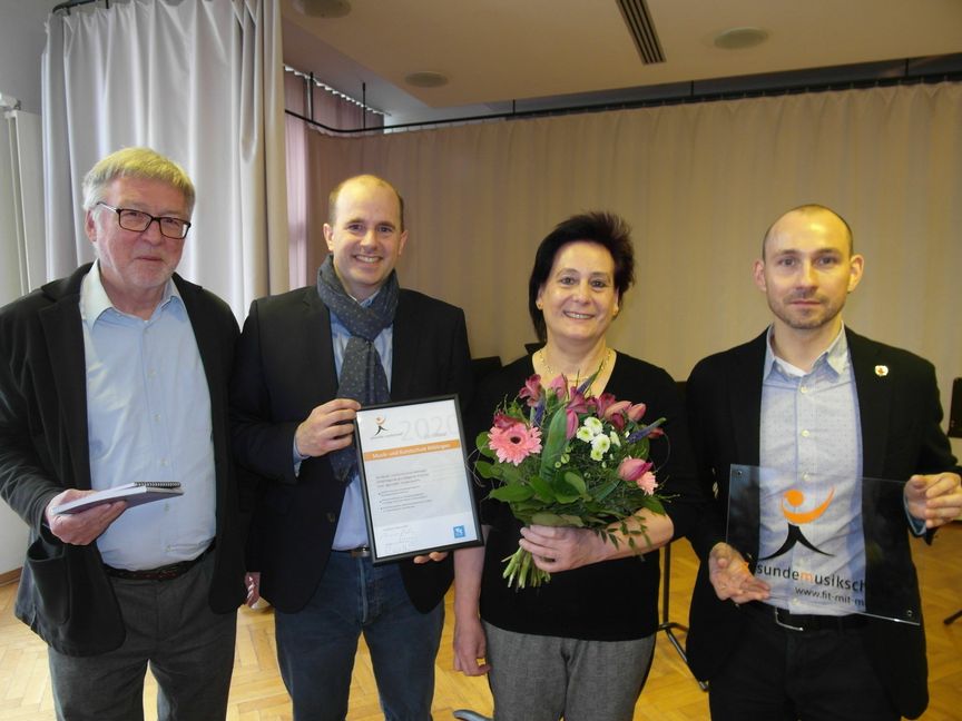 Festakt beim Tag der offenen Tür (von  links): Hans-Dieter Karsch (ehemaliger Leiter der Musikschule Ludwigsburg und Vertreter der "Stiftung Internationale Musikschulakademie Kulturzentrum Schloss Kapfenburg"), Musikschulleiter Rainer Kropf, Senta Eisenbacher (Leiterin des Fachbereichs Klavier und Mentorin des Konzepts "Gesunde Musikschule"), Oberbürgermeister Dr. Stefan Belz.           Bild: Staber