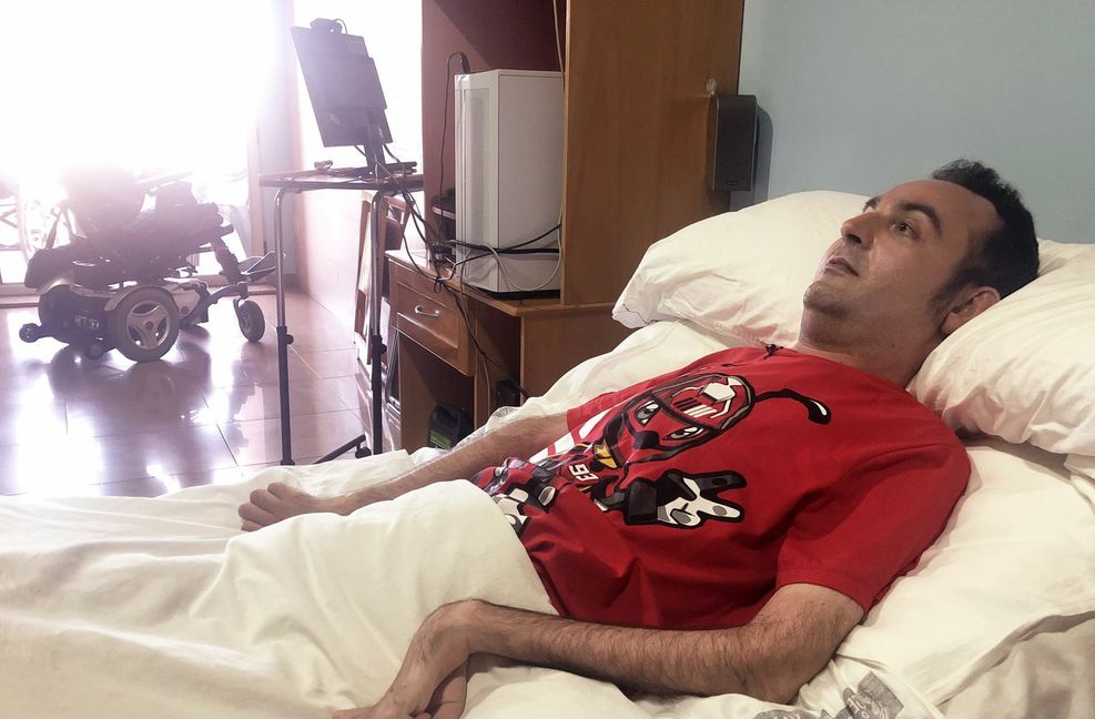 Rafael Botella ist unterhalb des Halses gelähmt. Er befürwortet das neue Sterbehilfe-Gesetz in Spanien.  Foto: Rop Zoutberg