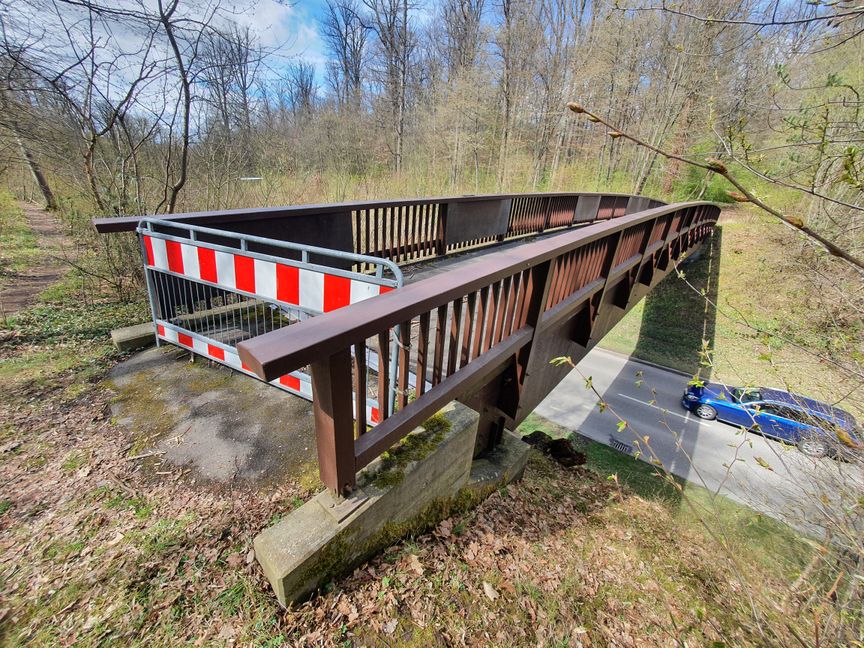 12 Monate später: Mittlerweile ist auch der Schnee von diesem Jahr geschmolzen. Die Brücke ist aber immer noch zu.Bild: Wegner