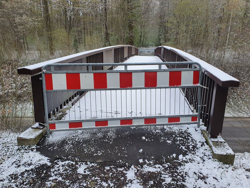 7. April 2021: Schnee auf der seit langem gesperrten Brücke über die Willy-Brandt-Allee.Bild: Wegner