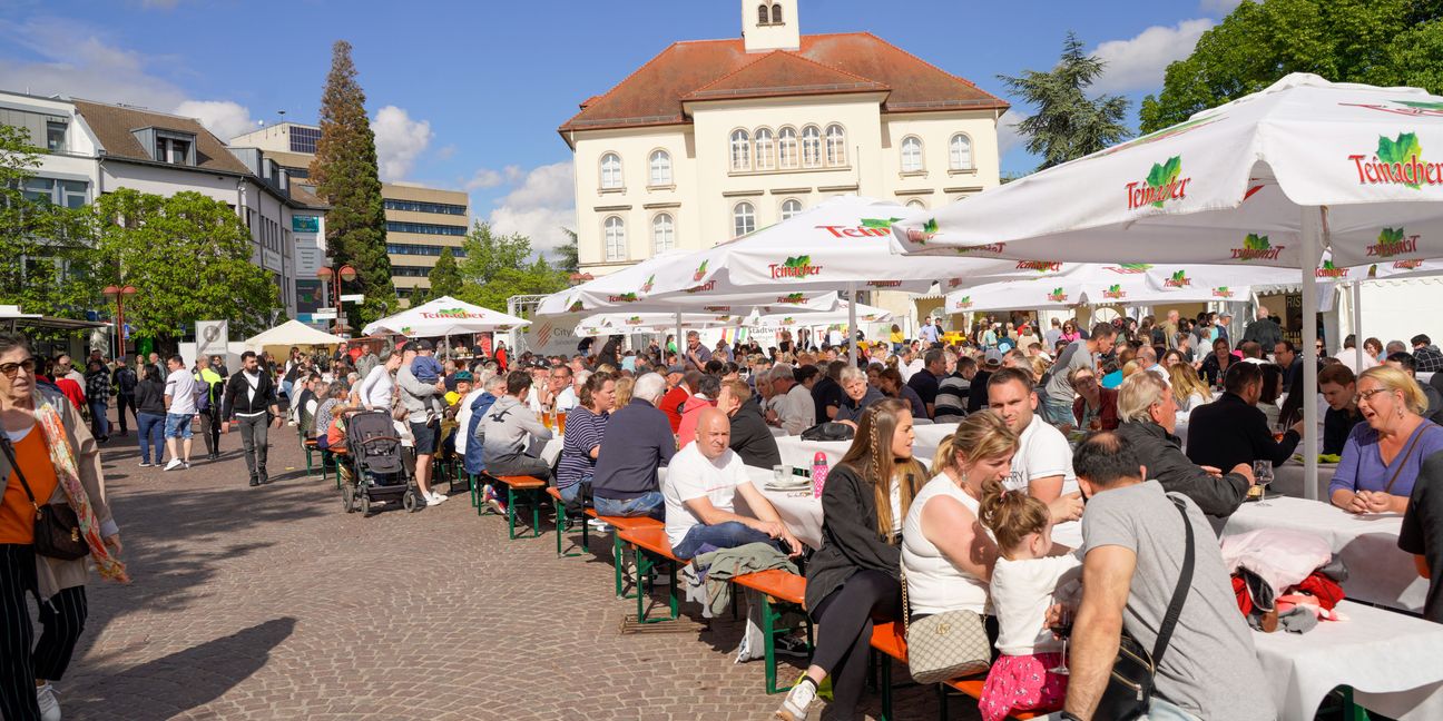 Schönes Wetter, gutes Essen und viele Besucher – Traumstart für den Sindelfinger Schlemmermarkt auf dem Marktplatz.  Bild: Dettenmeyer