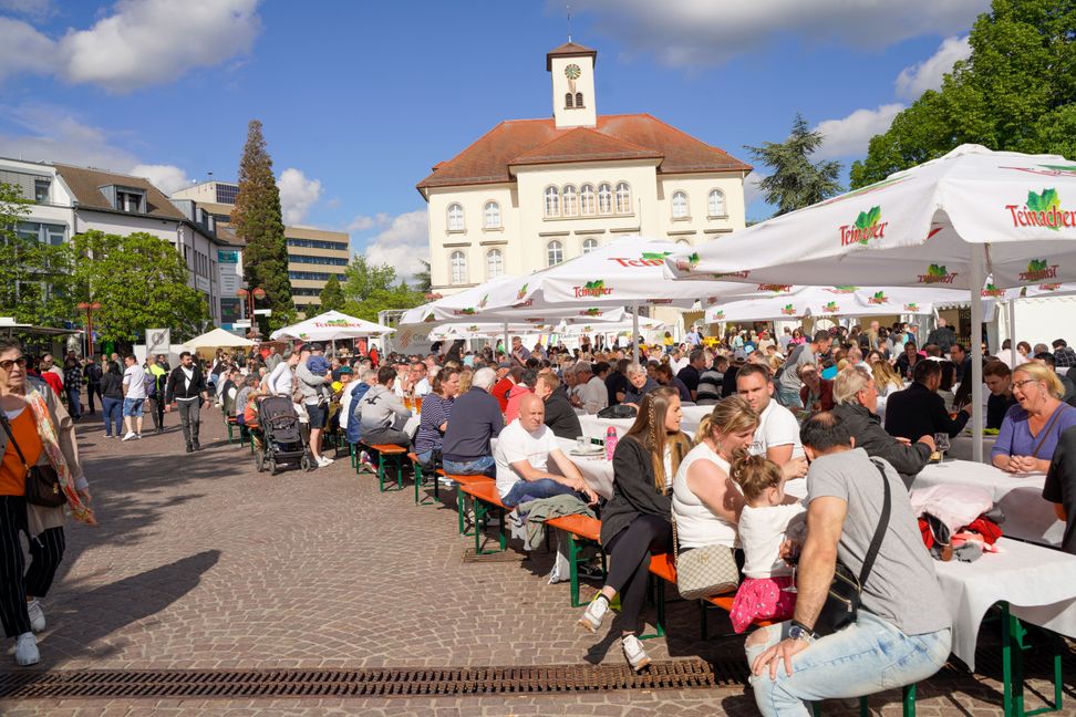 Schönes Wetter, gutes Essen und viele Besucher – Traumstart für den Sindelfinger Schlemmermarkt auf dem Marktplatz.  Bild: Dettenmeyer