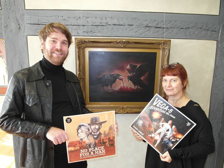 Christian Bluthardt und Yvy Pop, die bürgerlich Heußler heißt und an der Merz-Akademie unterrichtet, bilden das Duo "Mondo Sangue", "Welt des Blutes", das sich die Vertonung fiktiver Genrefilme der Sechziger- und Siebzigerjahre widmet. Für den Track "Rosso come la Notte" drehten die beiden Stuttgarter ein Video im Deutschen Fleischermuseum Böblingen. Bild: Staber