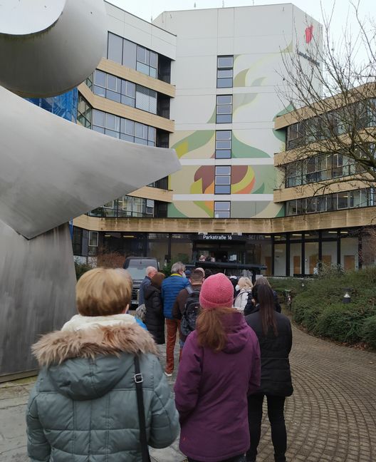 Langes Warten vor dem Landratsamt Böblingen für den Führerschein-Zwangsumtausch.      Bild: Reichert