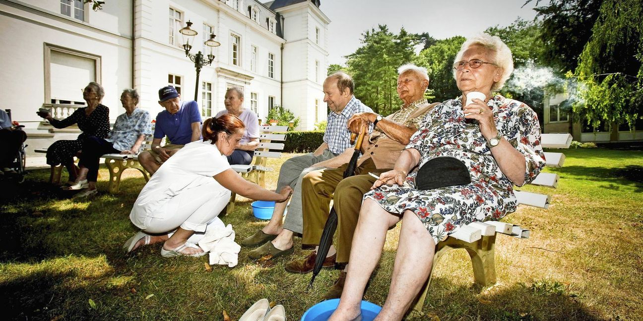 Abkühlung und Schatten sind wichtig bei Hitze – besonders für ältere Menschen, wie hier vor einem Pflegeheim in Belgien. (Symbolbild)
