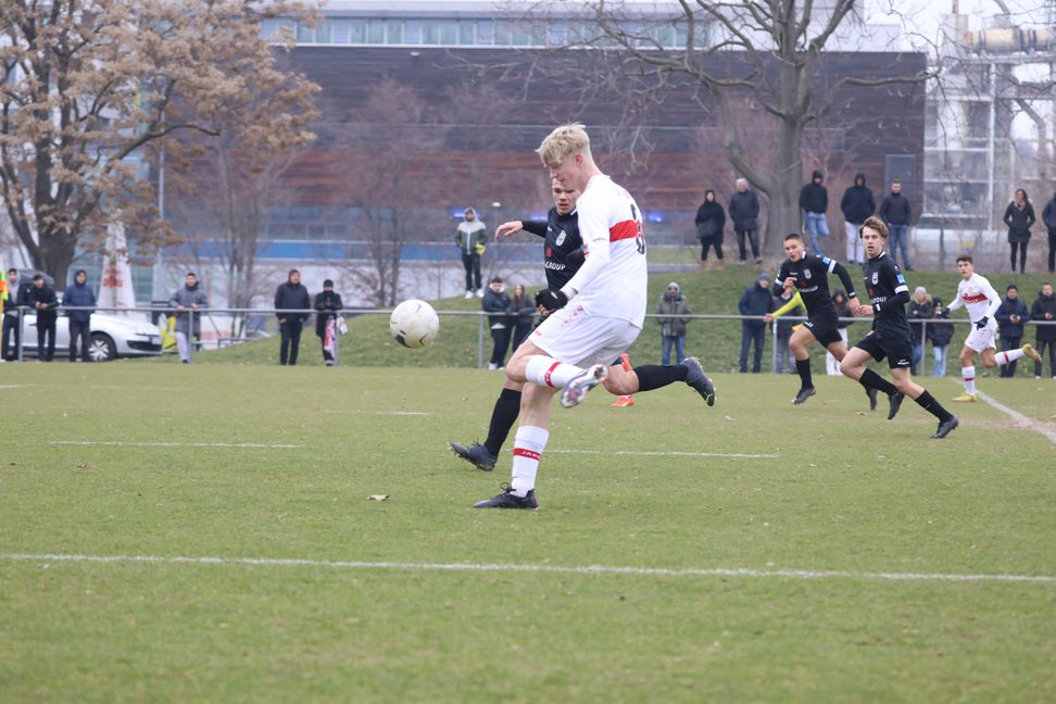 Mit seinen 1,95 Meter überragt der 15-jährige Jannik Fortenbacher seine Mitspieler und Gegner. Bild: VfB Stuttgart