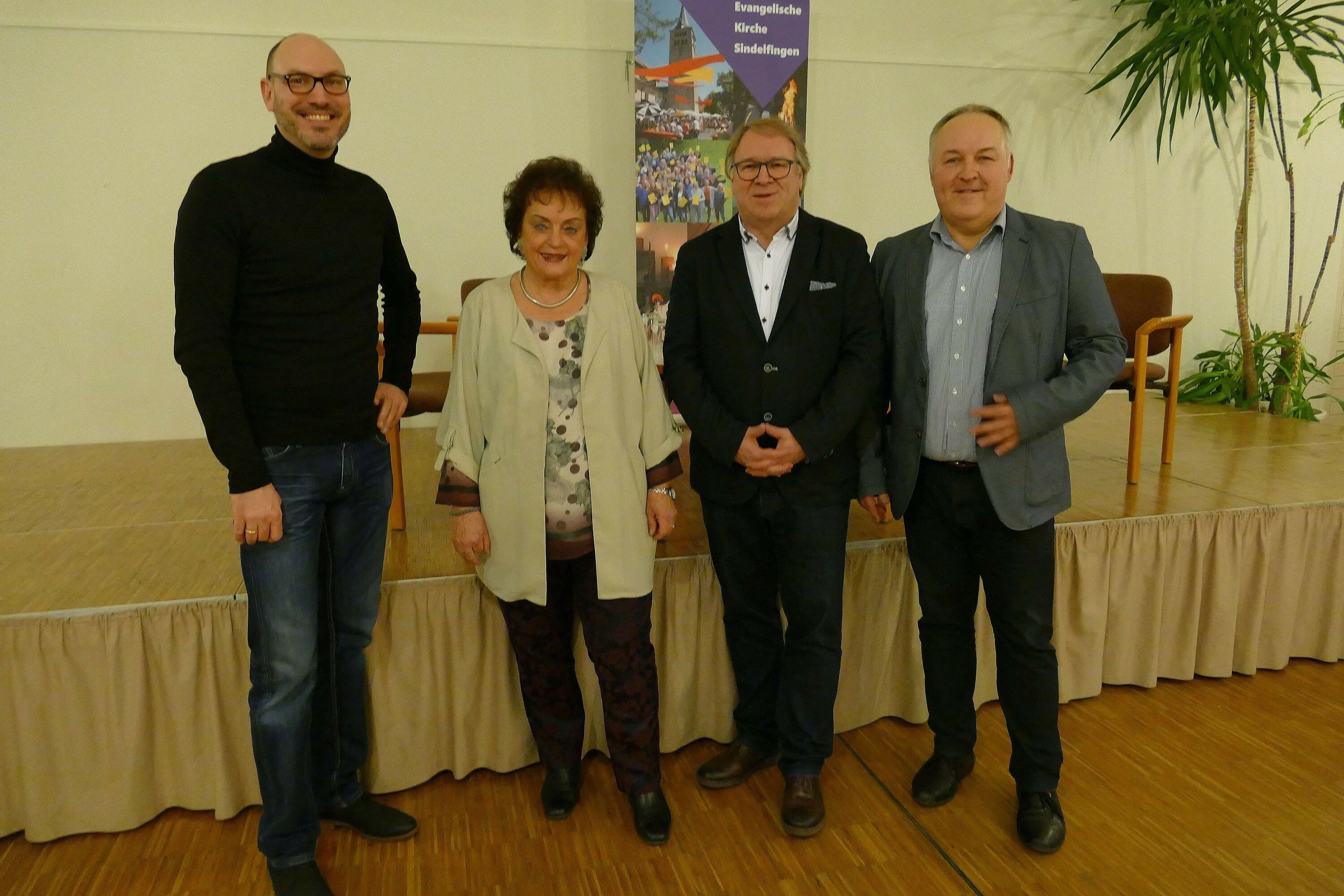 Tobias Decker, Anneliese Küting, Chefredakteur Jürgen Haar und Pfarrer Jens Junginger (von links) diskutierten auf dem Podium beim SZ/BZ-Stammtisch über die Zukunft der Kirche.  Bild: Lück