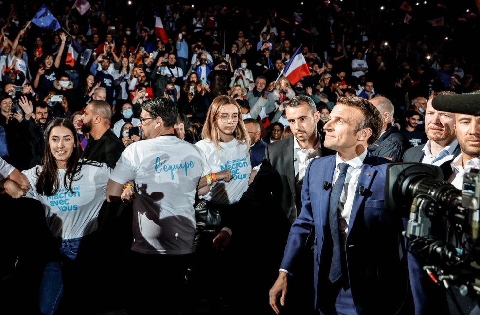 In der La Défense Arena westlich von Paris ist die Stimmung beim Auftritt Macrons gut, seine Fans jubeln  ihm zu. Soziologen nennen sie „das Frankreich, dem es gut geht