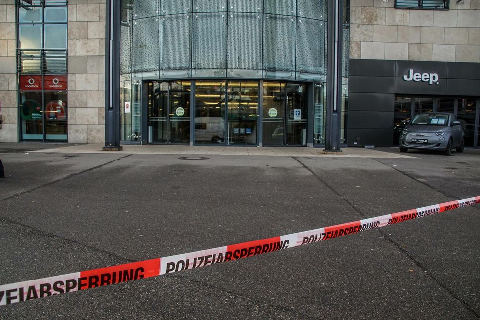 Polizeieinsatz am Freitagmorgen am Breuningerland Sindelfingen: Vier bislang unbekannte Täter hatten dort einen Geldautomaten gesprengt. Bilder: SDMG/Dettenmeyer