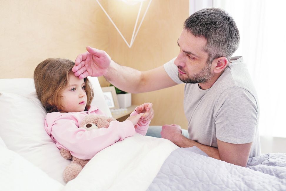 Es ist längst nicht mehr automatisch die Mama, die sich um das erkrankte Kind kümmert. Immer öfter schaut der Papa nach dem kranken Nachwuchs. Bild: Viacheslav Iakobchuk / Adobe Stock