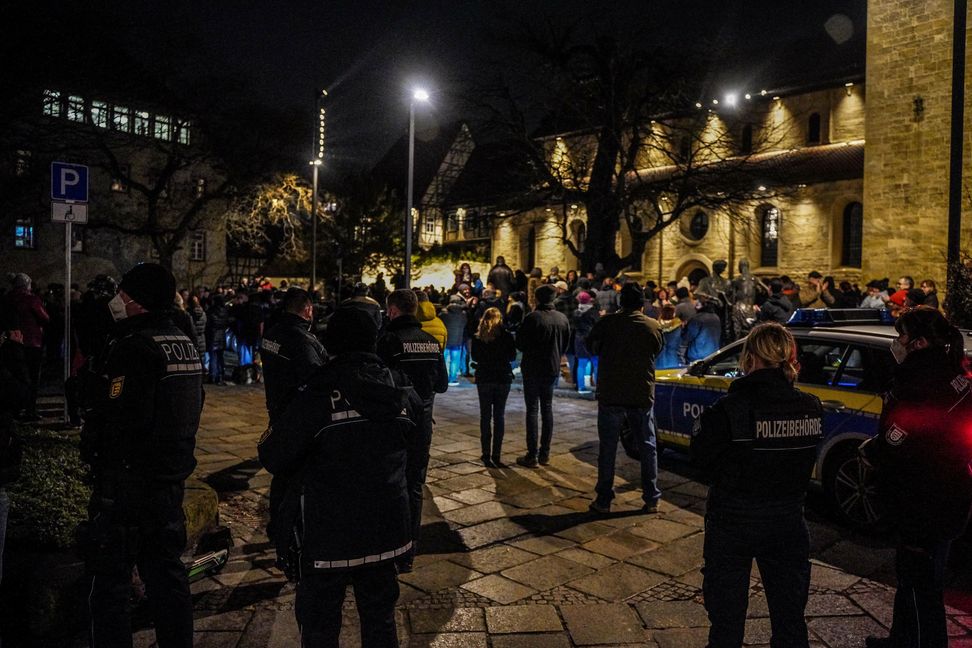 Die wiederholt unangemeldeten Demonstranten vor ihrem einstündigen Zug durch die Stadt. Bilder: Dettenmeyer