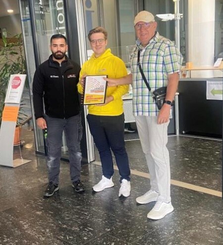Marcel Obert, Maximilian Reinhardt und Albrecht Braun bei der Übergabe der Unterschriften im Sindelfinger Rathaus (von links). Bild: z