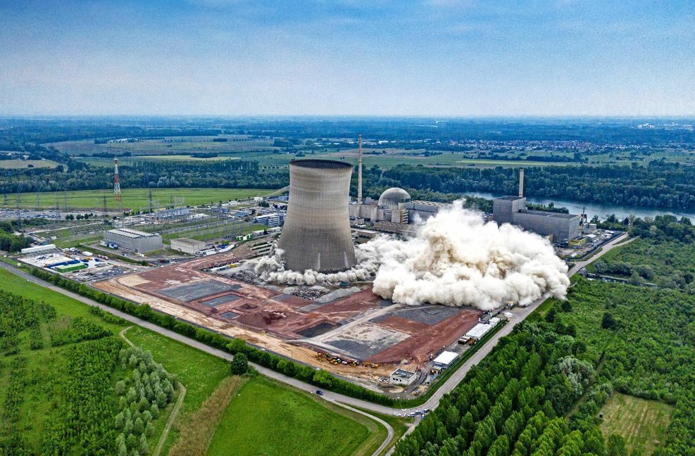 Spektakulär war die Sprengung der beiden Kühltürme des Kernkraftwerks Philippsburg vor genau einem Jahr. Foto: EnBW/Daniel Maurer