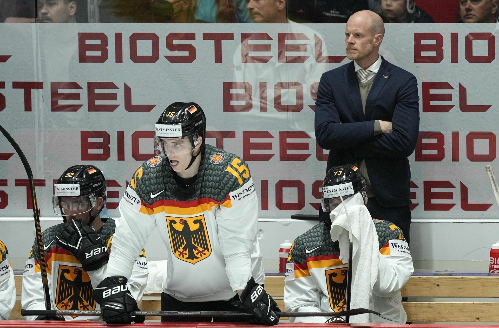Die Cracks von Bundestrainer Toni Söderholm (hi.) haben in Finnland überzeugt und sich für die peinliche Olympiapleite rehabilitiert.