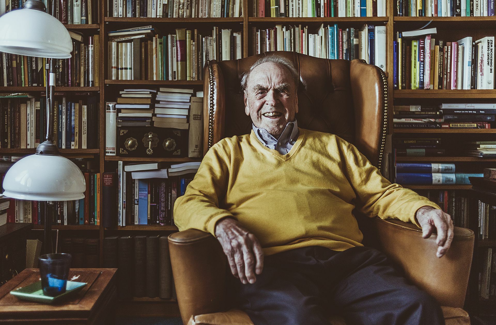 „Ich bin dankbar für jeden Tag, an dem ich aufwache“: der  Theologe Jürgen Moltmann in seinem Lesezimmer. Foto: Andreas Reiner