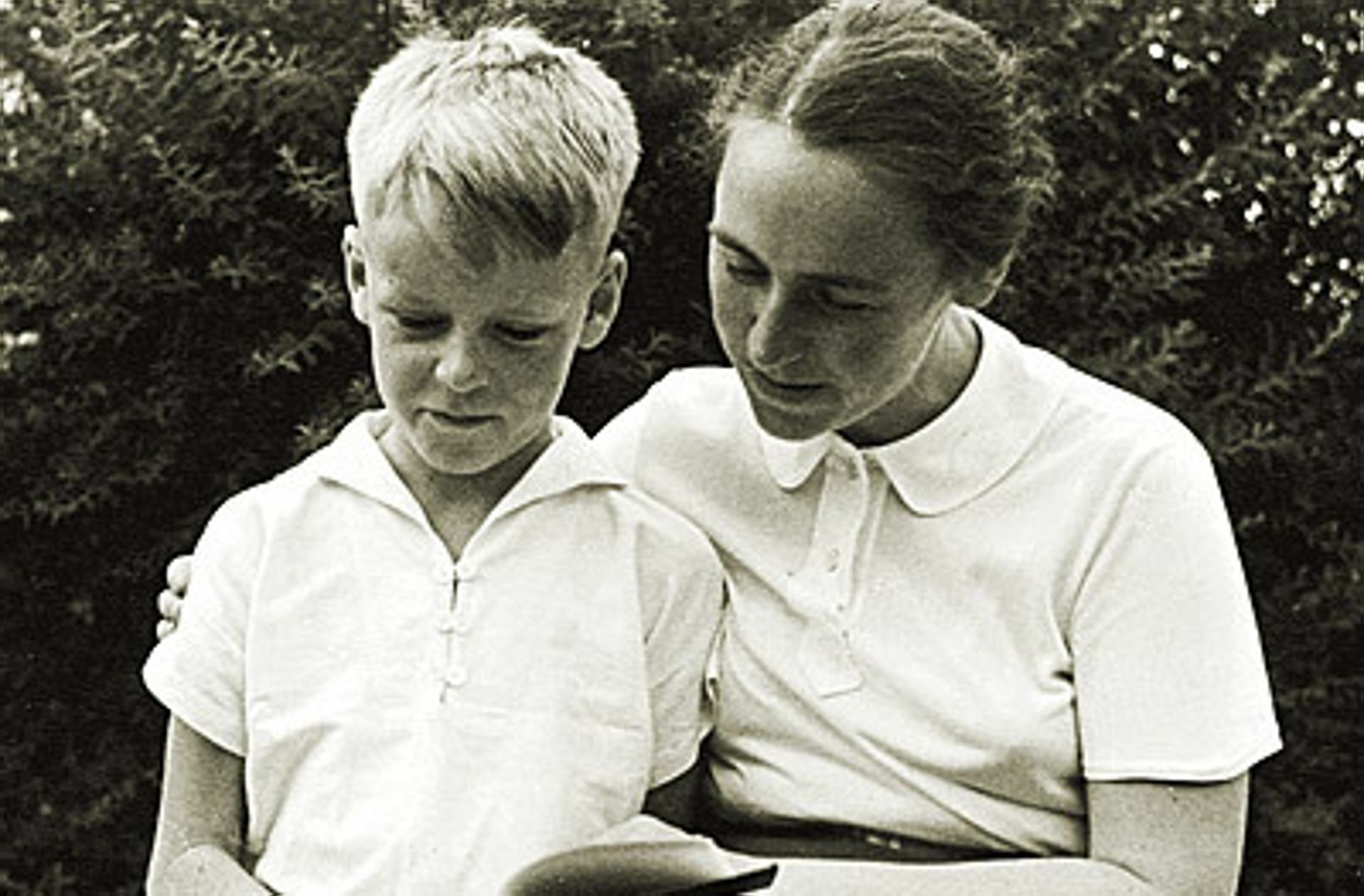Jürgen Moltmann mit seiner Mutter Gerda Anfang der 30er-Jahre Foto: privat