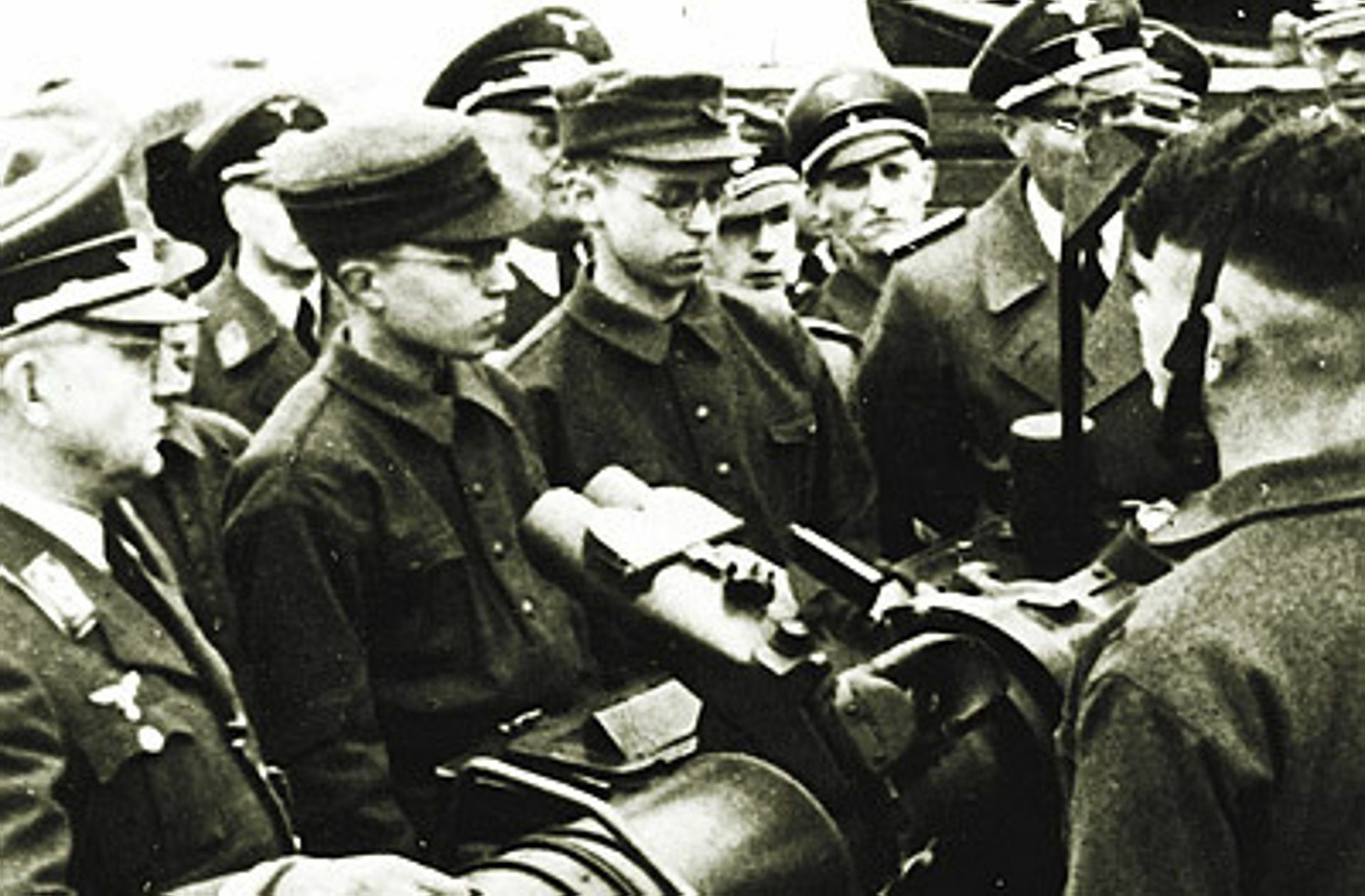 Kurz vor seinem 17. Geburtstag wird der Gymnasiast Jürgen Moltmann (Bildmitte) als Luftwaffenhelfer nach Hamburg kommandiert. Foto: privat