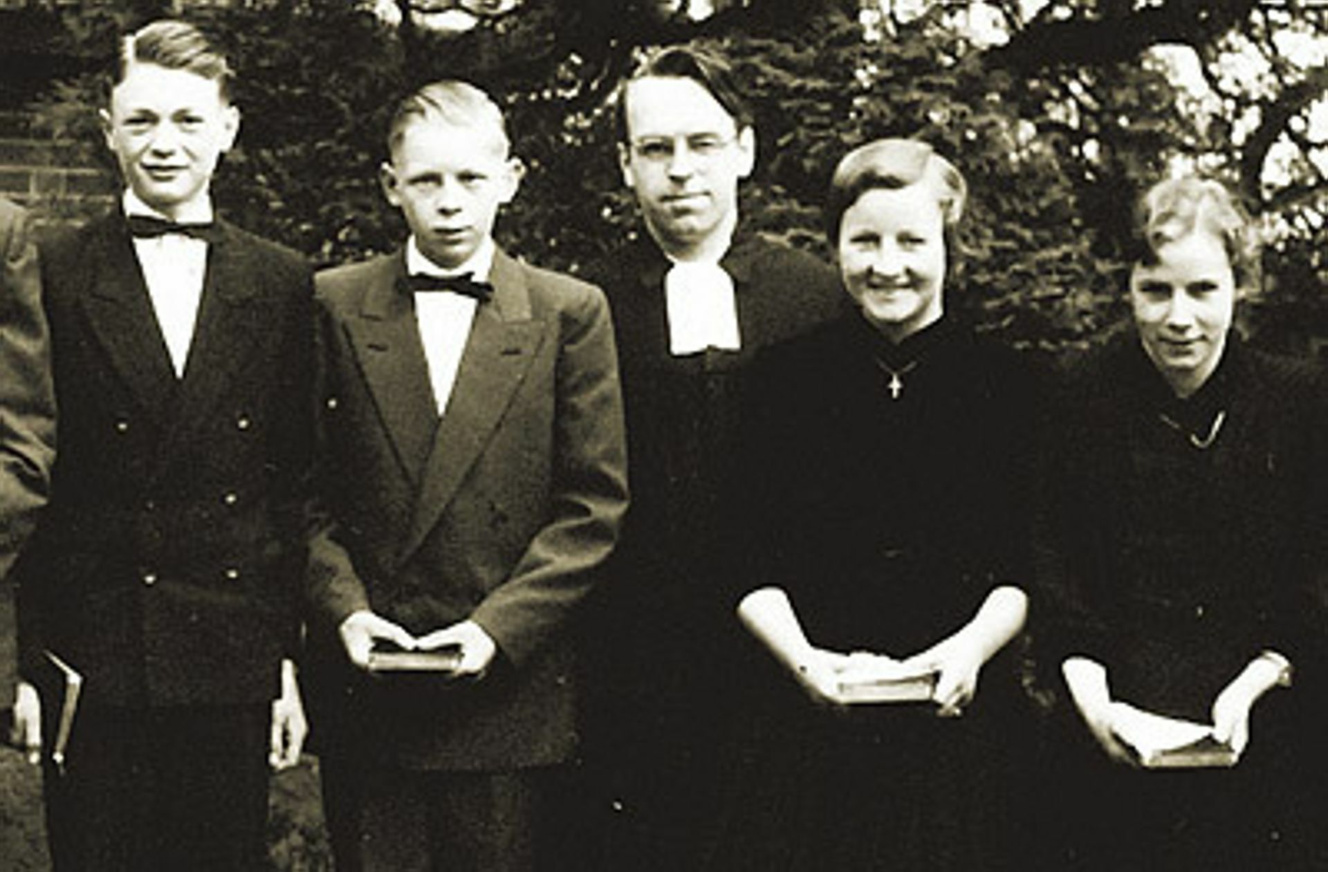 Pastor Moltmann 1954 mit Konfirmanden in Bremen-Wasserhorst Foto: privat