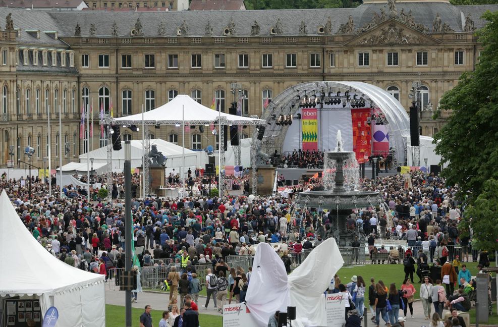 Der Katholikentag wird auf dem Schlossplatz in Stuttgart gefeiert.