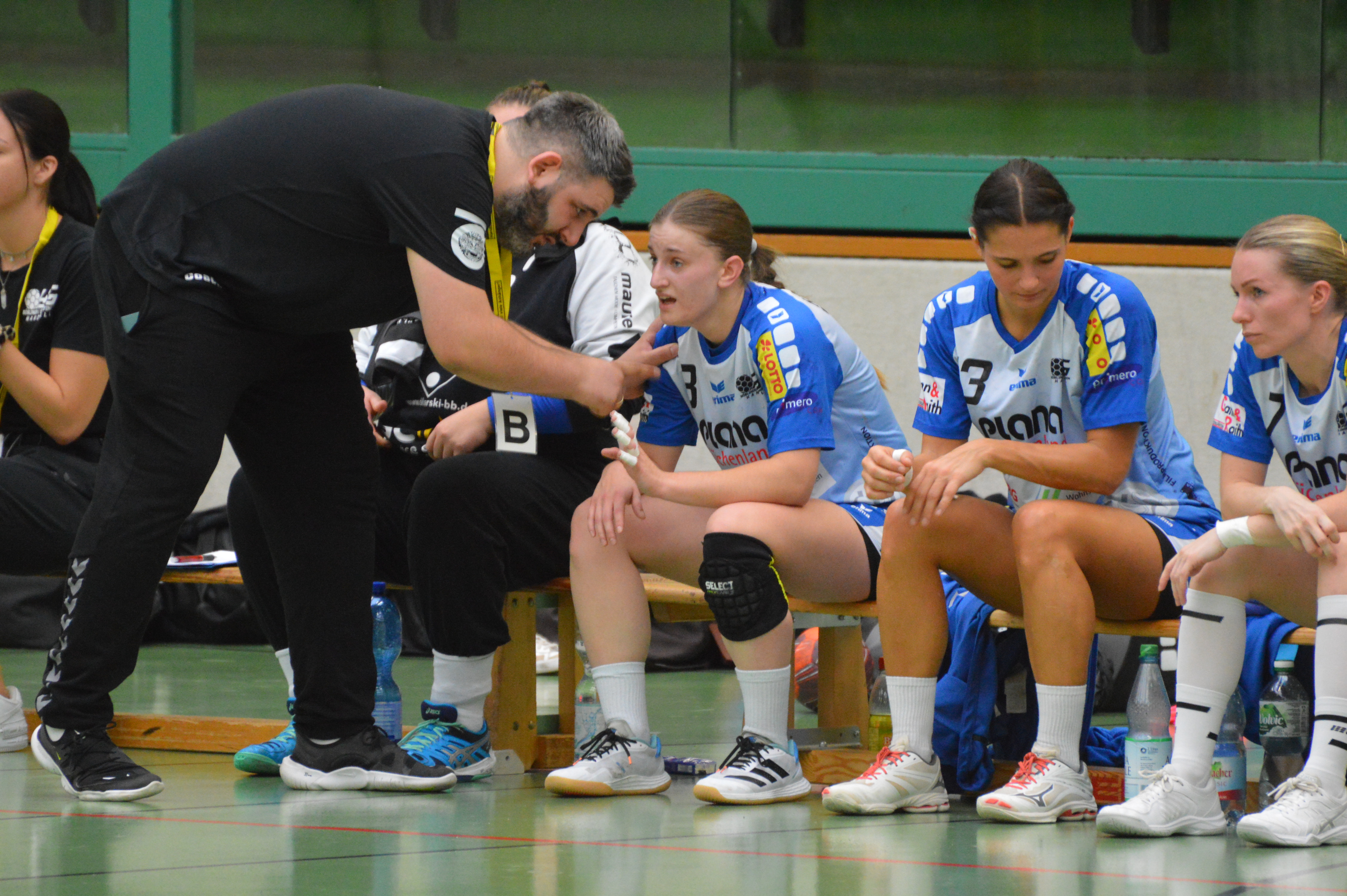 HSG-Coach Mischa Herok mit letzten Anweisungen für Zana Turkalj, die bei ihrem Comeback gegen die SG Schorndorf zwei Mal erfolgreich war. Bild: Zvizdiç
