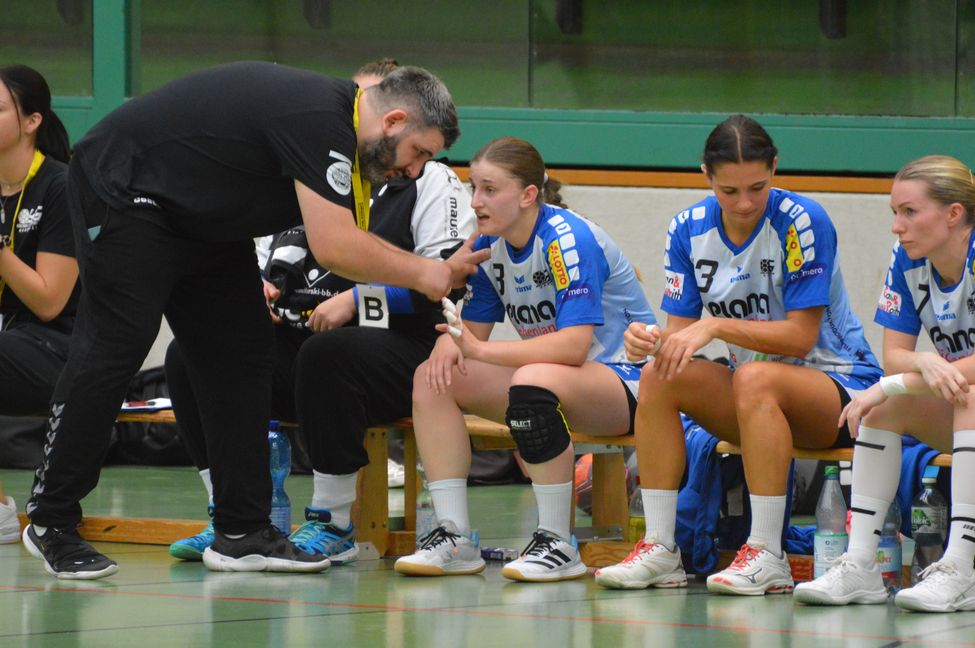 HSG-Coach Mischa Herok mit letzten Anweisungen für Zana Turkalj, die bei ihrem Comeback gegen die SG Schorndorf zwei Mal erfolgreich war. Bild: Zvizdiç