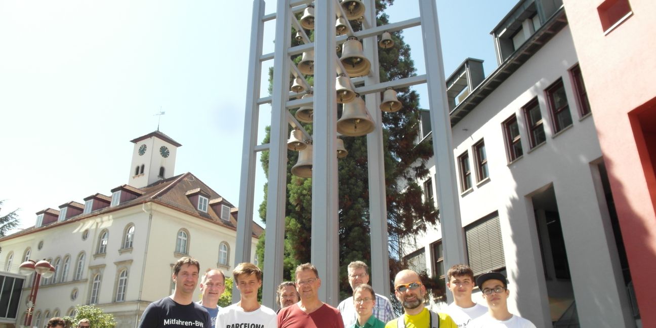 Dass vor dem Sindelfinger Rathaus ein Glockenturm steht, war eine der Daten, anhand derer die Enthusiasten vom Stuttgarter Stammtisch in Sindelfingen das Konzept der Geo-Datenbank Open-Street-Map erläutert haben. Bild: Staber