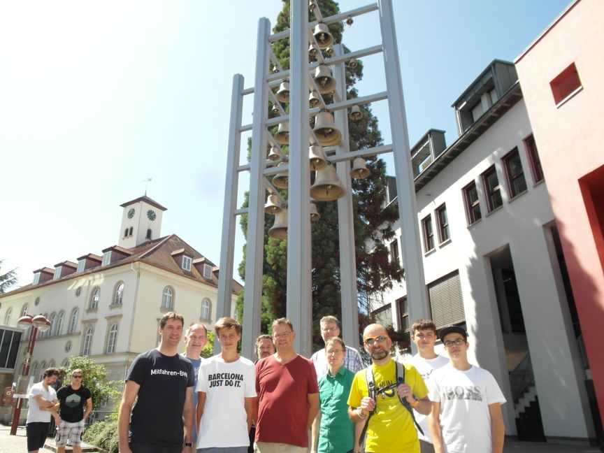 Dass vor dem Sindelfinger Rathaus ein Glockenturm steht, war eine der Daten, anhand derer die Enthusiasten vom Stuttgarter Stammtisch in Sindelfingen das Konzept der Geo-Datenbank Open-Street-Map erläutert haben. Bild: Staber