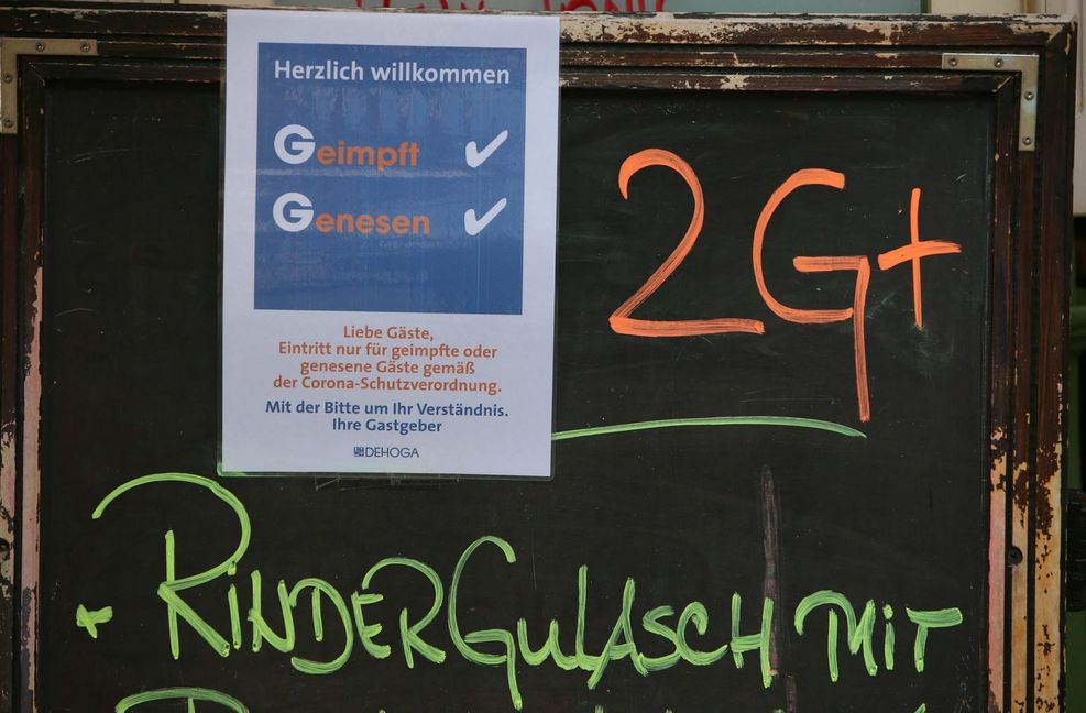 In Restaurants gilt in der Alarmstufe II künftig 2 G plus.
 Foto: dpa/Matthias Bein