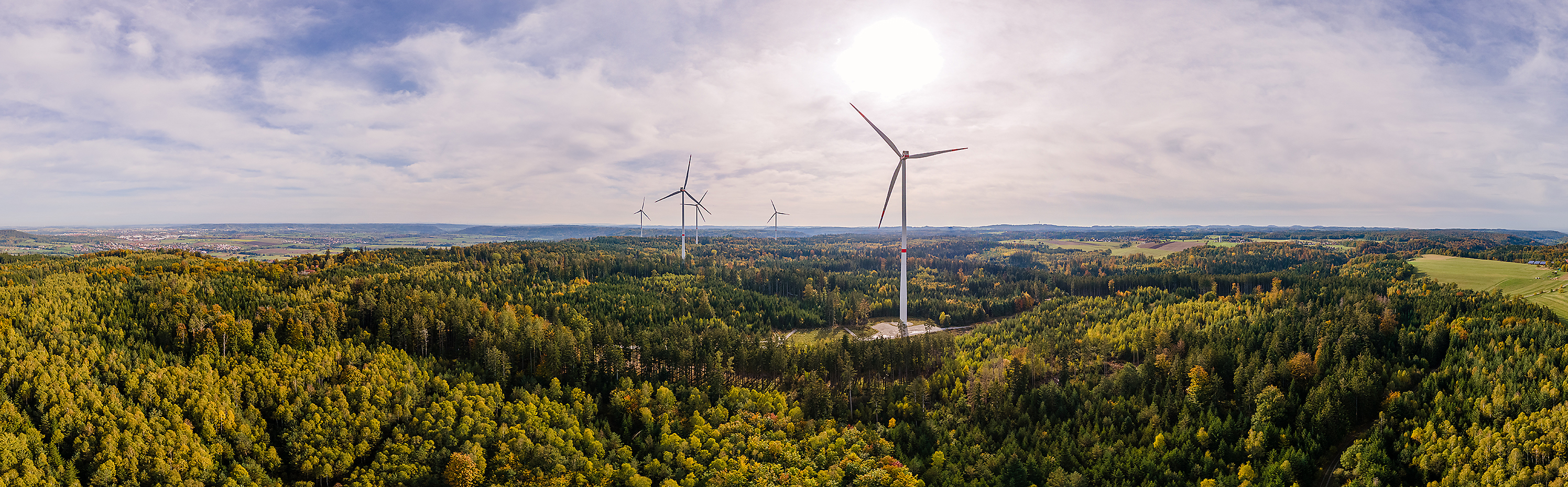 So wie im Hohenlohischen können in wenigern Jahren auch im Kreis Böblingen Windräder stehen. Bild: Adobe Stock/Stutz
