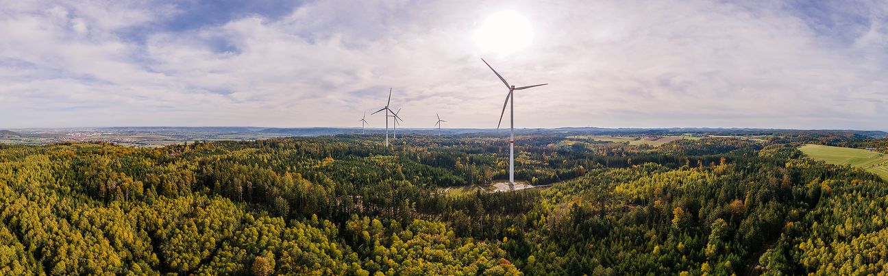 So wie im Hohenlohischen können in wenigern Jahren auch im Kreis Böblingen Windräder stehen. Bild: Adobe Stock/Stutz