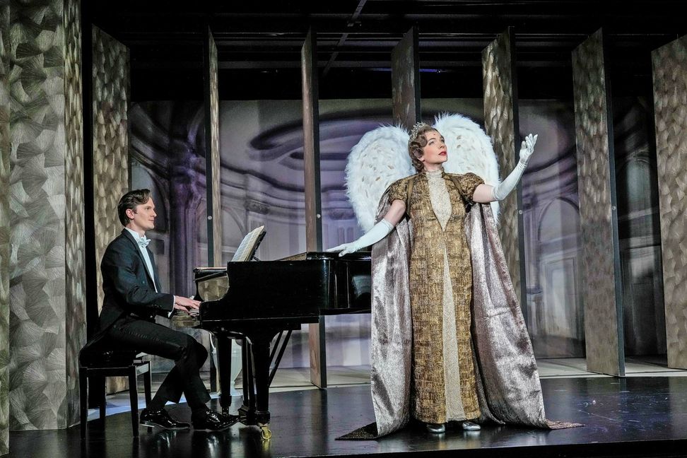 Antje Rietz als Florence Foster Jenkins und Peter Lewys Preston als Cosme McMoon in der Komödie im Marquardt. Bild: Tobias Metz