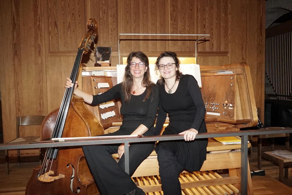 Sophia Scheiffler mit ihrem Bass und Clara Hahn an der Weigle-Orgel in der Martinskirche.   Bild: Heiden