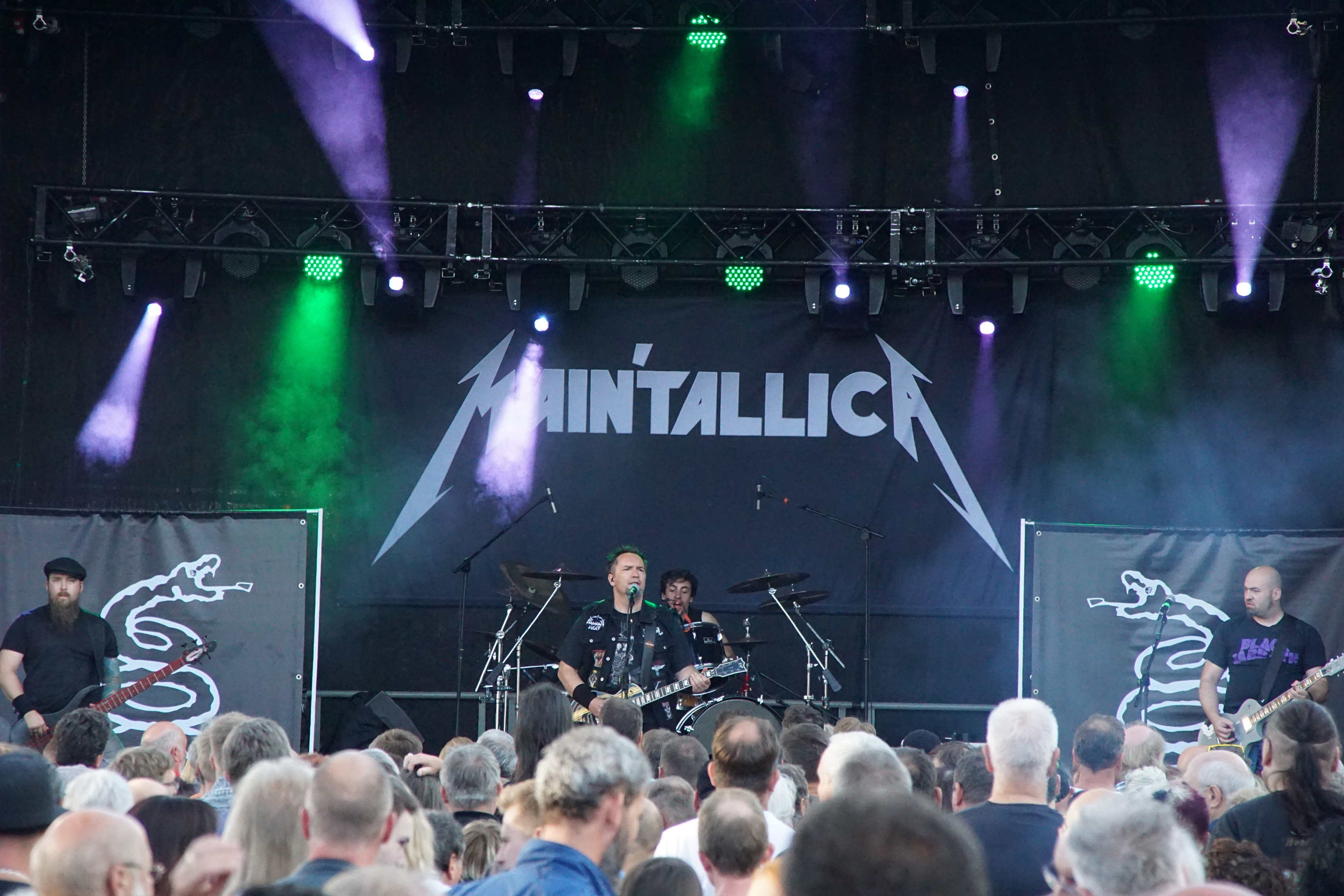 Gestern rockte die Metallica-Tribute-Band „Main'Tallica“ den Hofmeister-Parkplatz.  Bild: Dettenmeyer
