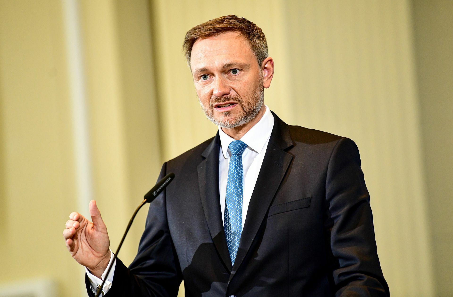 Bundesfinanzminister Christian Lindner macht den russischen Präsidenten Wladimir Putin verantwortlich für den weltweiten Einbruch des Wirtschaftswachstums.