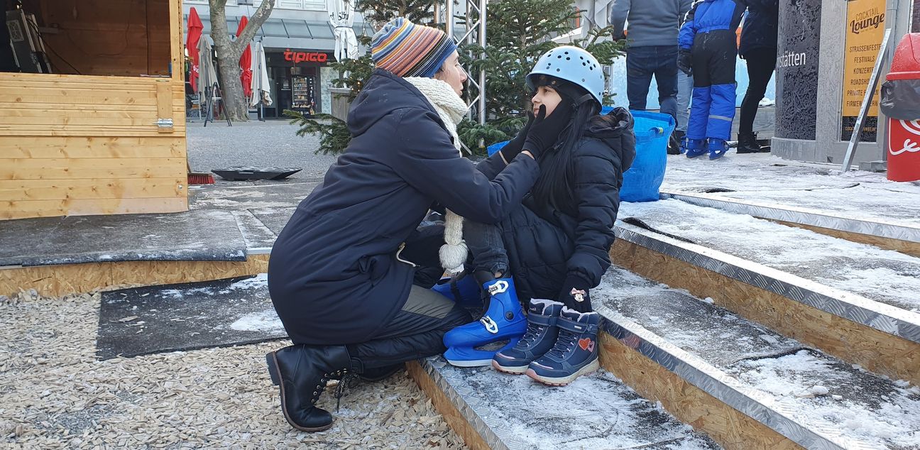 Lehrerin Claudia Weber hilft beim Anziehen und macht Mut. Bild: Wegner